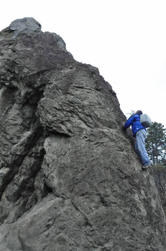 Relembrando as técnicas de escalada em rocha em um bolder na Ruby Beach, no Olympic National Park, no estado de Washington, oeste dos Estados Unidos